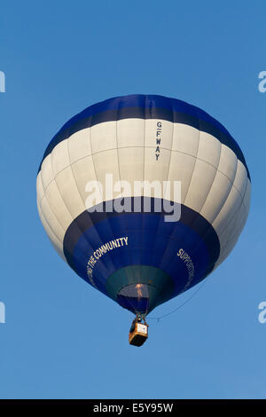 Bristol, UK. 8. August 2014. Ballone abheben während Bristol International Balloon Fiesta Credit: Keith Larby/Alamy Live News Stockfoto