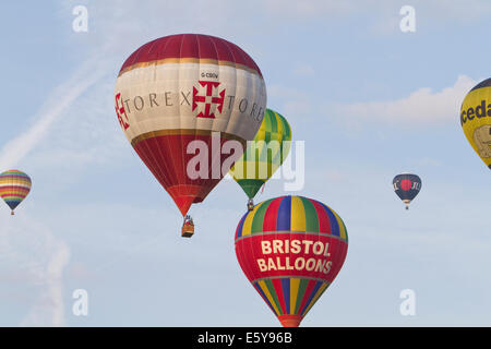 Bristol, UK. 8. August 2014. Ballone abheben während Bristol International Balloon Fiesta Credit: Keith Larby/Alamy Live News Stockfoto