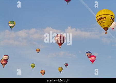 Bristol, UK. 8. August 2014. Bunte Luftballons abheben während Bristol International Balloon Fiesta Credit: Keith Larby/Alamy Live News Stockfoto