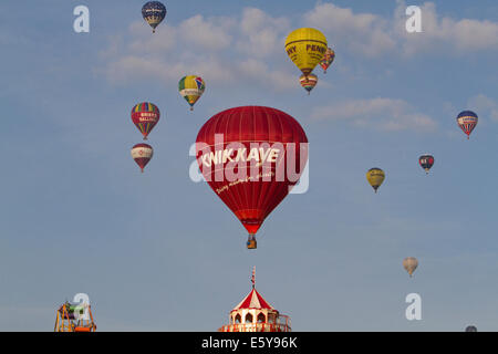 Bristol, UK. 8. August 2014. Bunte Luftballons abheben während Bristol International Balloon Fiesta Credit: Keith Larby/Alamy Live News Stockfoto