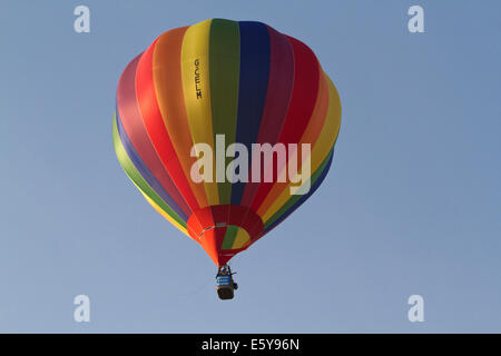 Bristol, UK. 8. August 2014. Bunte Luftballons abheben während Bristol International Balloon Fiesta Credit: Keith Larby/Alamy Live News Stockfoto