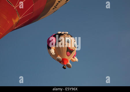 Bristol, UK. 8. August 2014. Ballone abheben während Bristol International Balloon Fiesta Credit: Keith Larby/Alamy Live News Stockfoto