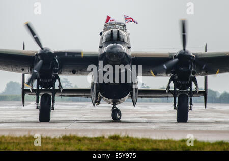 Der kanadische Avro Lancaster Bomber FM213 hat den langen Flug über den Atlantik nach Großbritannien gemacht. Nach der Landung bei der RAF Coningsindem man mit Nationalflaggen hineinfährt Stockfoto