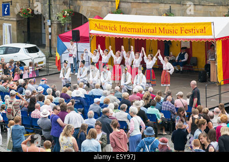 Alnwick, UK, 8. August 2014. Rumänischen Volkstanzgruppe Doinita treten bei Alnwick International Music Festival.  Das Festival angezogen Gruppen aus den USA, Polen, Sizilien und Rumänien, zusätzlich zu den UK (c) Washington Imaging/Alamy Live News Stockfoto