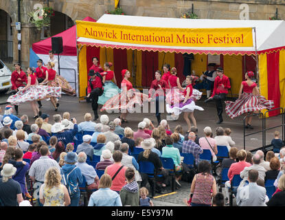 Alnwick, UK, 8. August 2014. Rumänischen Volkstanzgruppe Doinita treten bei Alnwick International Music Festival.  Das Festival angezogen Gruppen aus den USA, Polen, Sizilien und Rumänien, zusätzlich zu den UK (c) Washington Imaging/Alamy Live News Stockfoto