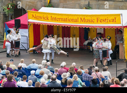 Alnwick, UK, 8. August 2014. Rumänischen Volkstanzgruppe Doinita treten bei Alnwick International Music Festival. Tänzer drehen sich in einer Korb halten, heben die Frauen weg von ihren Füßen. (c) Washington Imaging/Alamy Live-Nachrichten Stockfoto