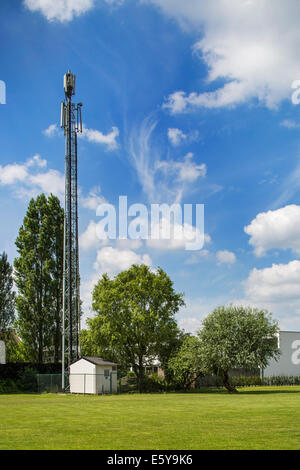 Basisstation und Mast für mobile Telefonie Stockfoto