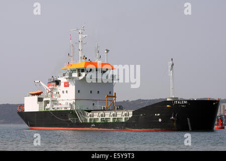 Durban, Südafrika. 8. August 2014.  Der Greifer Trichter Bagger, kommt italenischen in Durban auf seiner Jungfernfahrt von den bulgarischen Werften, wo sie errichtet wurde. Das Schiff ist der zweite von drei Baggern, die die niederländische Werft IHC Merwede ist beauftragt, für Südafrikas Transnet National Ports Authority zu bauen. Es ist 62 Meter lang und 15 Meter breit mit einer Bruttoraumzahl von 1000 Tonnen und einem Eigengewicht von 1490 t. Italenischen, die 750 Kubikmeter Baggergut tragen kann muss noch seinen Kran ausgestattet haben. Bildnachweis: Giordano Stolley/Alamy Live-Nachrichten Stockfoto