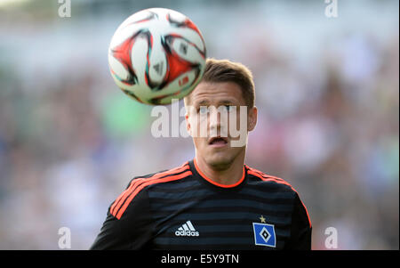 Lübeck, Deutschland. 8. August 2014. Hamburgs Ivo Ilicevic wetteifert um den Ball während dem Tryout zwischen Hamburger SV und Lazio Rom im Stadion bei der Lohmuehle in Lübeck, 8. August 2014. Foto: Daniel Reinhardt/Dpa/Alamy Live News Stockfoto