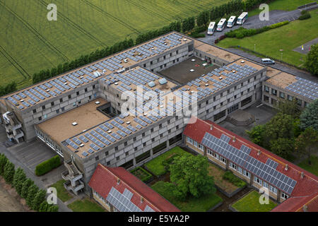 Photovoltaik-Solarzellen am Dach, die Bereitstellung von Strom durch Sonnenenergie zu Bürogebäuden Stockfoto