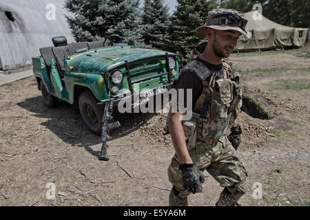 Grenztruppen Soldaten zeigt eine Armee Geländewagen ohne Dach nach Mörser Schale quadratisch Treffer an Novoazovsk Grenze Kreuzungspunkt auf ukrainisch-russischen Grenze. Spannung baut sich in der Ukraine als ob eine große russische Armee liegen auf der Lauer kurz hinter der Grenze. (Foto von Sergii Kharchenko / Pacific Press) Stockfoto