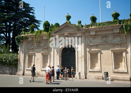 Rom Italien - Villa del Priorato di Malta, das Schlüsselloch in das Tor des Priorat von Ritter von Malta bietet einen Blick auf Rom Stockfoto