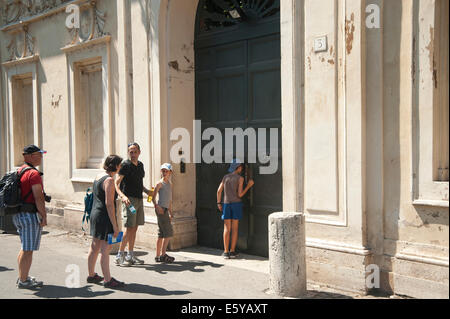 Rom Italien - Villa del Priorato di Malta, das Schlüsselloch in das Tor des Priorat von Ritter von Malta bietet einen Blick auf Rom Stockfoto