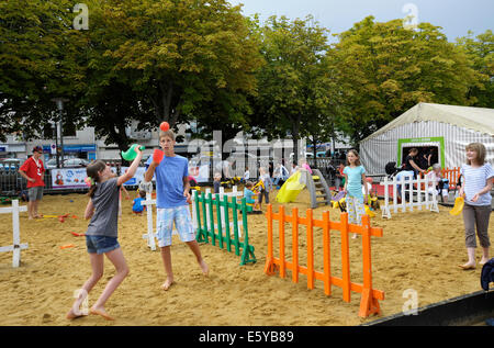 Jugendliche, die das Spiel mit Schläger und Ball auf dem Flip-Spiele-Festival in Parthenay Deux-Sèvres Frankreich Stockfoto