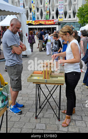 Mann und Frau Holztisch Top Spiel auf dem Flip-Spiele-Festival in Parthenay Deux-Sèvres Frankreich Stockfoto