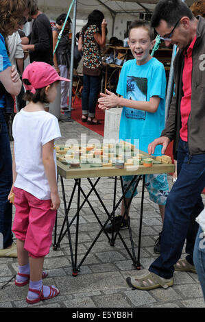 Familie ein Holztisch Top Spiel auf dem Flip-Spiele-Festival in Parthenay Deux-Sèvres Frankreich Stockfoto