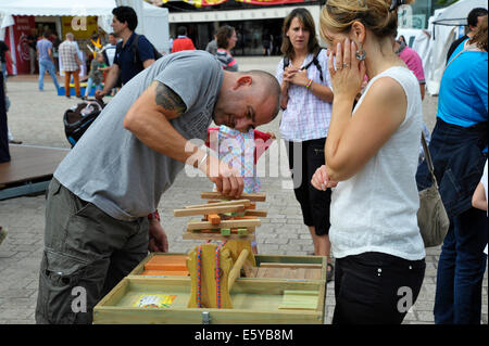 Mann und Frau Holztisch Top Spiel auf dem Flip-Spiele-Festival in Parthenay Deux-Sèvres Frankreich Stockfoto