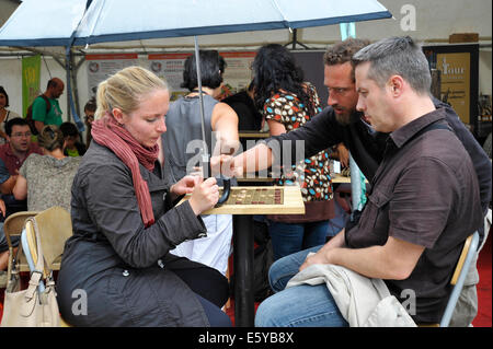 Mann und Frau Brettspiel auf dem Flip-Spiele-Festival in Parthenay Deux-Sèvres Frankreich Stockfoto