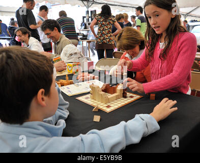 Jugendliche spielen Brettspiel auf dem Flip-Spiele-Festival in Parthenay Deux-Sèvres Frankreich Stockfoto