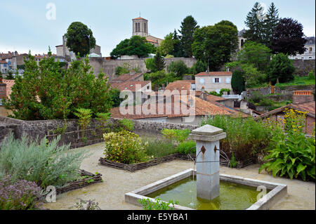 Kräutergärten mit Blick auf das mittelalterliche Viertel in Parthenay Deux-Sèvres Frankreich Stockfoto