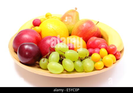 Frische reife Früchte auf Holzplatte, Schreibtisch von Früchten, Konzept für gesunde Ernährung liegen. Isoliert auf weißem Hintergrund Stockfoto