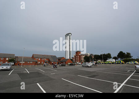 Swansea, Wales, Großbritannien. 8. August 2014. Im Bild: Polizeiautos in der Nähe der Meridian-Kai. Freitag, 8. August 2014 Re: Polizei in Süd-Wales Swansea haben den Meridian Quay Tower in das Hafengebiet der Stadt umgeben, über unbestätigte Berichte, dass ein Mann mit einer Waffe der Traube und Olive Restaurant auf der obersten Etage betreten. Bildnachweis: D Legakis/Alamy Live-Nachrichten Stockfoto