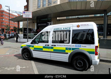 Krankenwagen außerhalb Moorfields Eye Hospital, London England Großbritannien UK Stockfoto