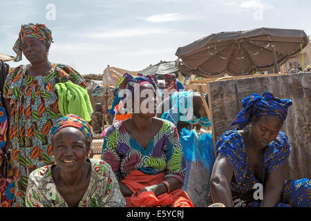 Lokale Frauen in traditioneller Kleidung, Ngoumba Dorf, Markt, Senegal Stockfoto