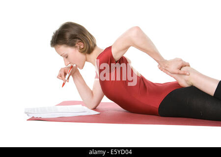 Junge Frau in Sportkleidung mit Dokumenten arbeiten Stockfoto