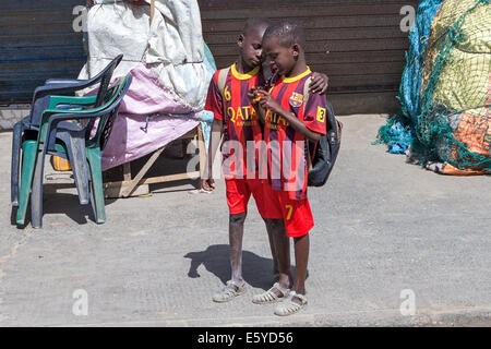 Jungs im FC Barcelona Outfit, Langue de Barbarie, St. Louis, Senegal Stockfoto