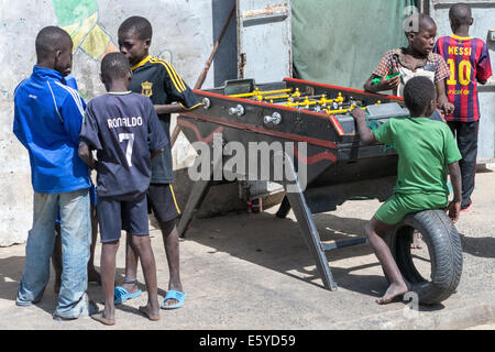 Tischfußball Straßenleben, Langue de Barbarie, St. Louis, Senegal Stockfoto