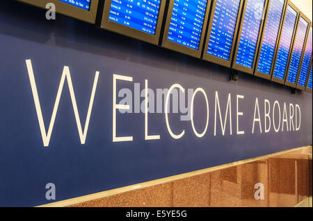 Delta Airlines Flug Informationen Bretter Flugreisende nach Atlanta International Airport, der weltweit am stärksten frequentierte Flughafen begrüßen zu dürfen. Stockfoto