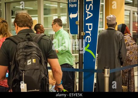 TSA-Vorprüfung Linie an Hartsfield-Jackson Atlanta International Airport, am stärksten frequentierte Flughafen der Welt. Atlanta, Georgia, USA. Stockfoto