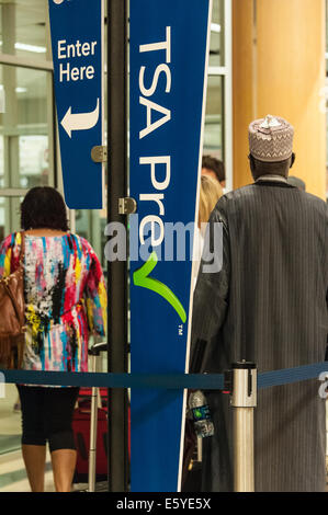 TSA-Vorprüfung Linie am Atlanta International Airport, am stärksten frequentierte Flughafen der Welt. Atlanta, Georgia, USA. Stockfoto