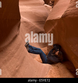 Senken Sie Frau fotografiert in einem Slotcanyon, Korkenzieher Canyon, Antelope Canyon, Antelope Canyon, Page, Arizona, USA Stockfoto