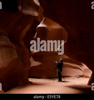 Mann in einem Slotcanyon, fotografieren, Korkenzieher Canyon, Lower Antelope Canyon, Antelope Canyon, Page, Arizona, USA Stockfoto