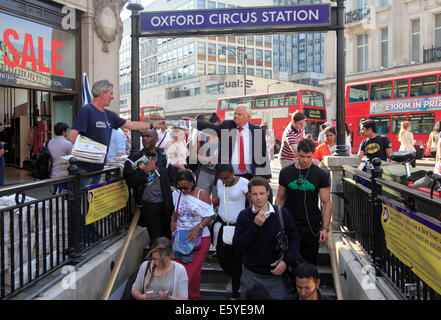 Pendler in Oxford Street London West End kaufen Zeitungen vor der Reise nach Hause. Stockfoto