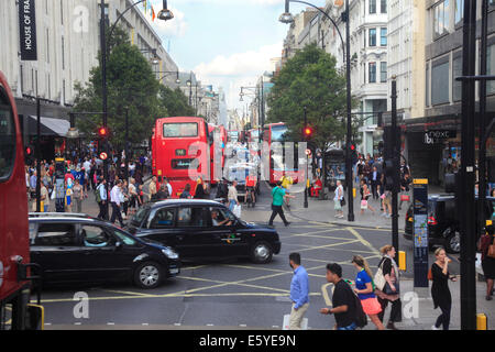 Oxford Street an einem anstrengenden Sommertag im Londoner West End Stockfoto