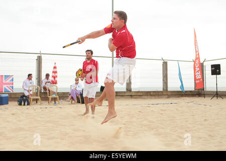 Brighton & Hove, East Sussex, Großbritannien. European Beach Tennis Championships in Yellow Wave, Madeira Drive, Brighton, Sussex, Großbritannien. In diesem Bild verdoppelt sich der Wettbewerb der Männer mit Spielern aus Belgien. August 2014 David Smith/Alamy Live News Stockfoto