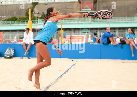 Brighton & Hove, East Sussex, Großbritannien. European Beach Tennis Championships in Yellow Wave, Madeira Drive, Brighton, Sussex, Großbritannien. Mixed verdoppelt den Wettbewerb mit Wettbewerbern aus Italien. August 2014 David Smith/Alamy Live News Stockfoto