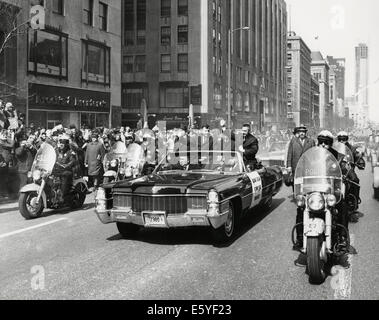 Astronauten Virgil "Gus" Grissom und John Young begrüßt von Masse während der Parade auf der Michigan Avenue nach Abschluss des Gemin Stockfoto