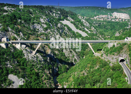 Tunnel und Brücke über den Canyon Rijecina in Rijeka, Kroatien Stockfoto