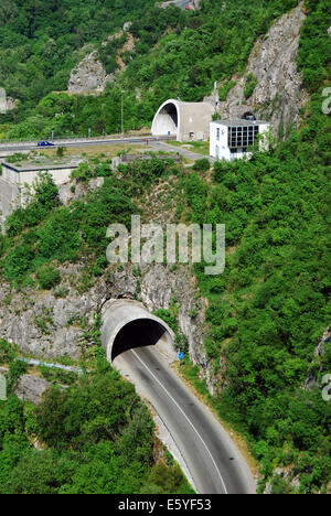 Tunnel und Brücke über den Canyon Rijecina in Rijeka, Kroatien Stockfoto