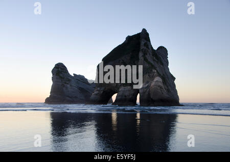 Rock wölbt sich am Beach, Cape Farewell, Tasman, Nelson, Wharariki, Südinsel, Neuseeland Stockfoto