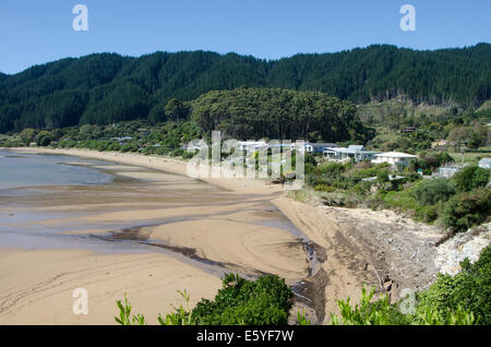 Strand und Häuser, Ligar Bay, Takaka, Tasman District, Nelson, Südinsel, Neuseeland Stockfoto