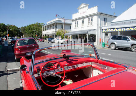 Roter Sportwagen, Martinborough, Wairarapa, Nordinsel, Neuseeland Stockfoto