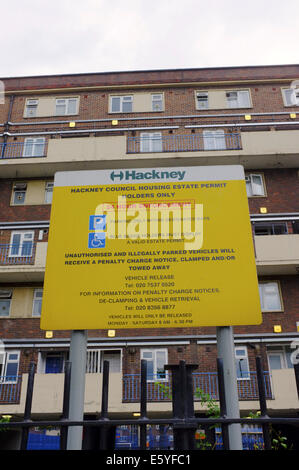 Inhaber Parken Zeichens durch Wohnsiedlung in Hackney zu ermöglichen Stockfoto