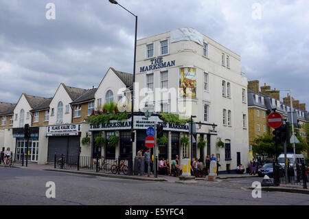 Der Schütze-Pub in Hackney, London Stockfoto