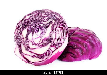 Rotkohl halbieren auf weißem Hintergrund Stockfoto