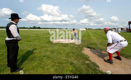 Mumford, New York, USA. 8. August 2014. Spring Creek nimmt spielte ihrerseits an bat gegen den Woodstock-Actives während der 12. jährlichen nationalen Silver Ball Vintage Base Ball Turnier im Genesee Country Village and Museum. Elf Teams aus dem Nordosten und mittleren Westen sammelten für diese dreitägige Round-Robin-Turnier gespielt von 1866 Regeln, einschließlich '' keine Handschuhe oder sonstige Schutzausrüstung '' gestattet. © Brian Cahn/ZUMA Draht/Alamy Live-Nachrichten Stockfoto